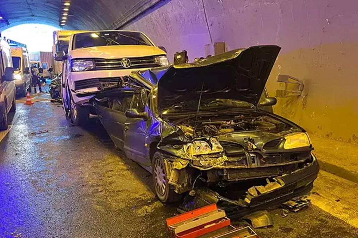 TEM Otoyolu'nda zinirleme kaza! 8 araç birbirine girdi