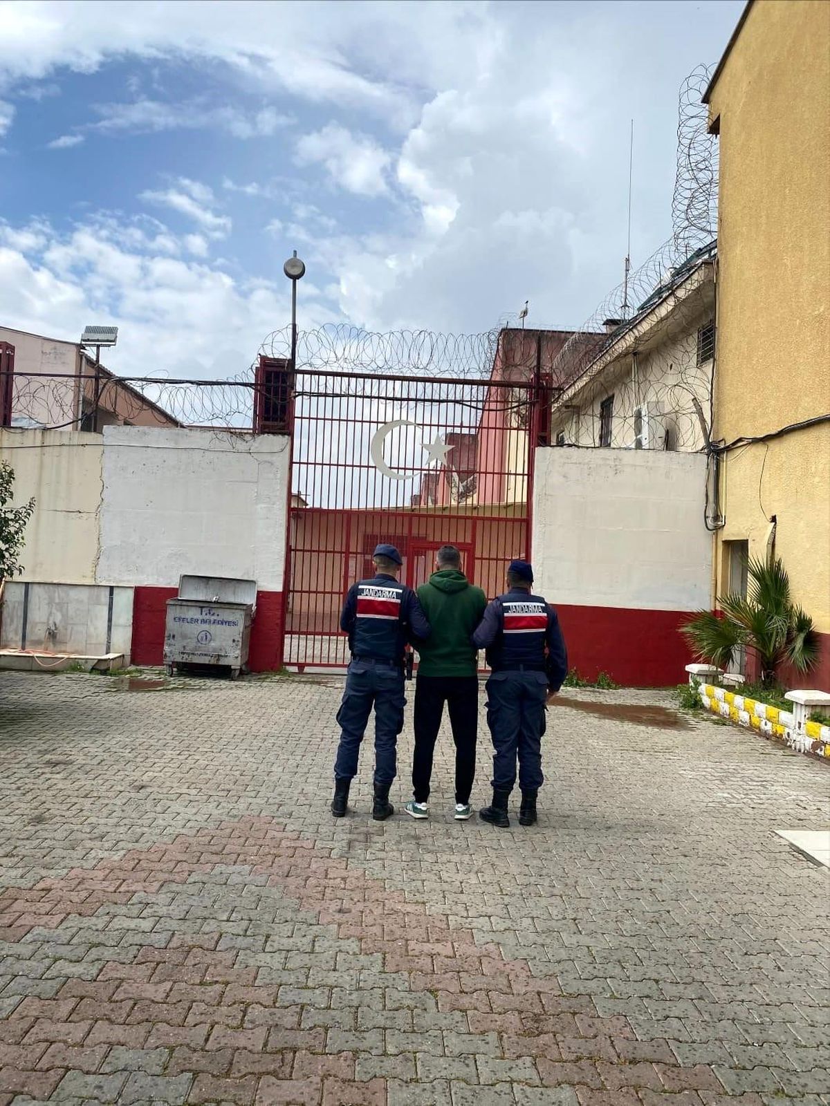 Uyuşturucu Suçundan Aranan Şahıs Efeler'de Yakalandı