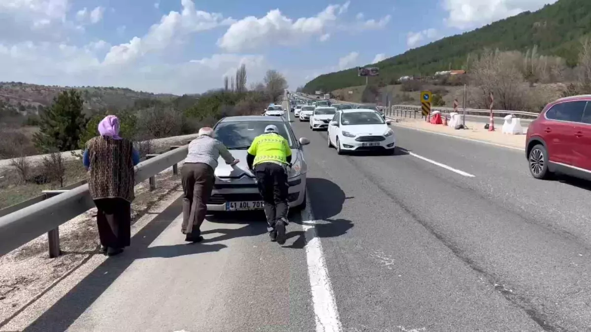 Trafik Polisi Yaşlı Çifte Yardım Etti