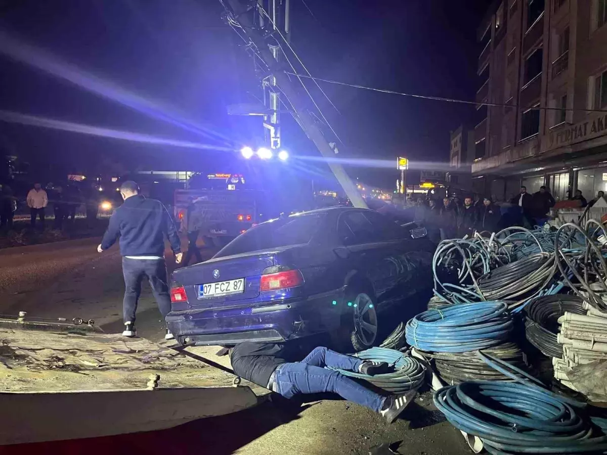 Bisikletliye Çarpmamak İçin Ani Manevra Yapan Sürücü Elektrik Direğine Çarptı