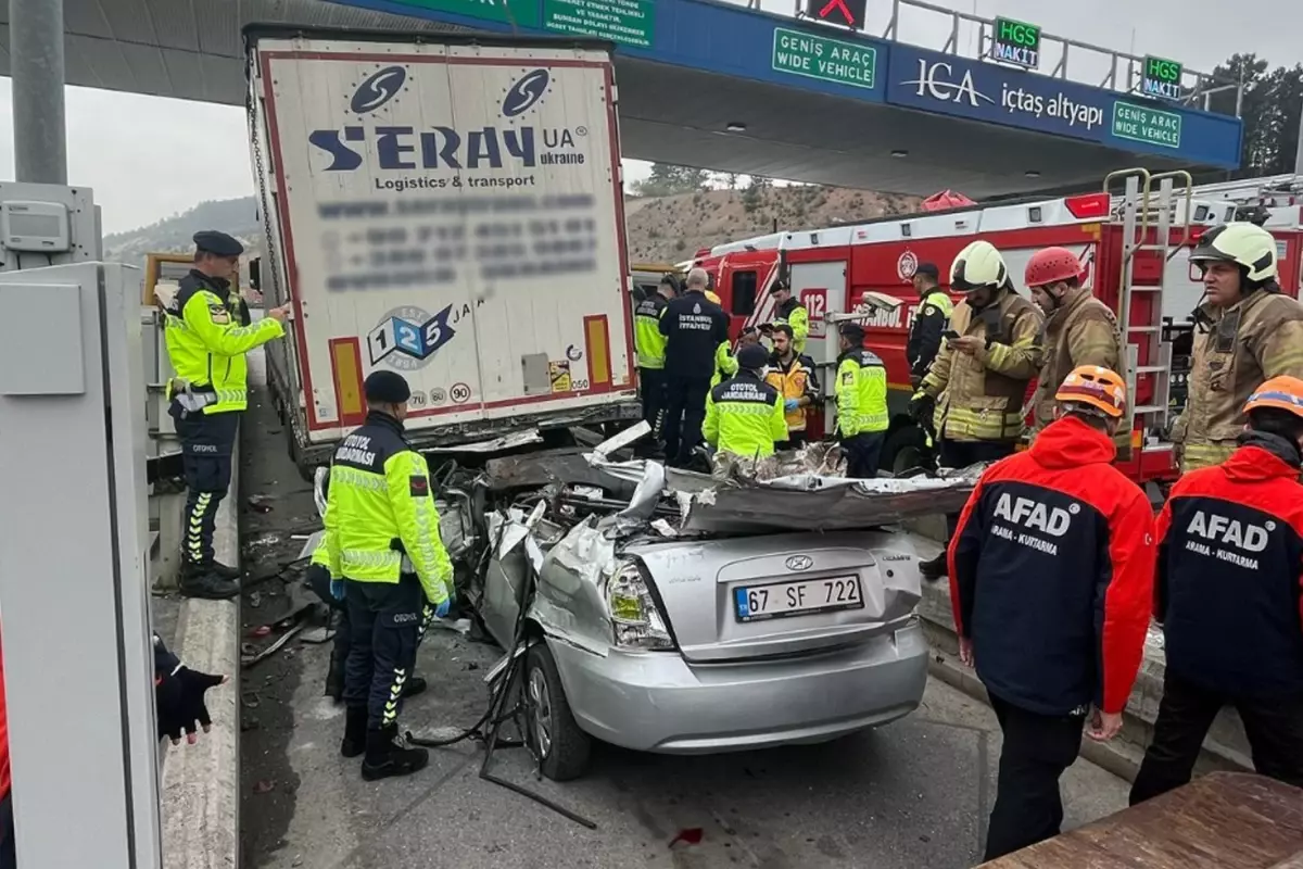 Bayram dönüşü feci kaza! Tırın altına giren otomobil kağıt gibi ezildi