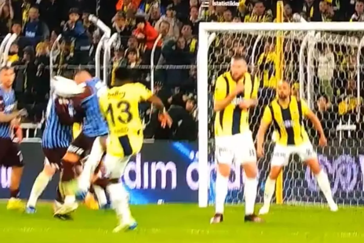 Herkes bunu tartışıyor! İşte Fenerbahçe'nin penaltı beklediği pozisyon