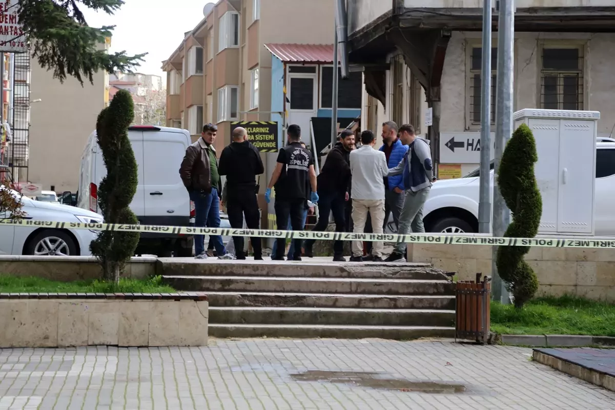 Kastamonu'da apartmanda bulunan el bombası polisi alarma geçirdi