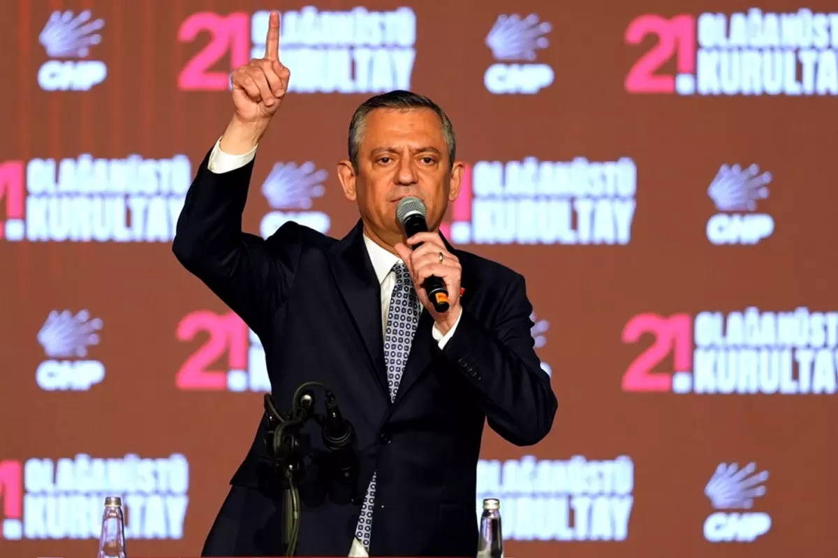Özgür Özel'in kurultaydaki 'cunta' sözlerine hükümet kanadından peş peşe tepkiler
