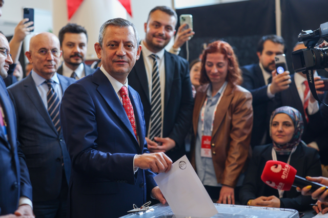 Özgür Özel yeniden CHP Genel Başkanı seçildi