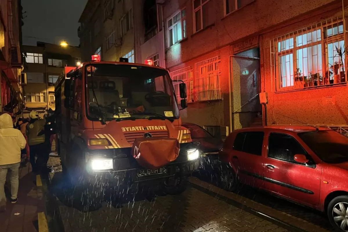 Fatih'te üç katlı binada yangın! İki ev hasar gördü