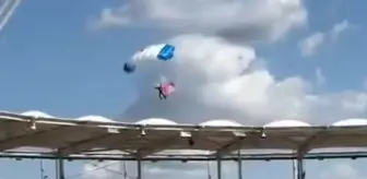 Topu getirmek için havalanan paraşütçü neye uğradığını şaşırdı