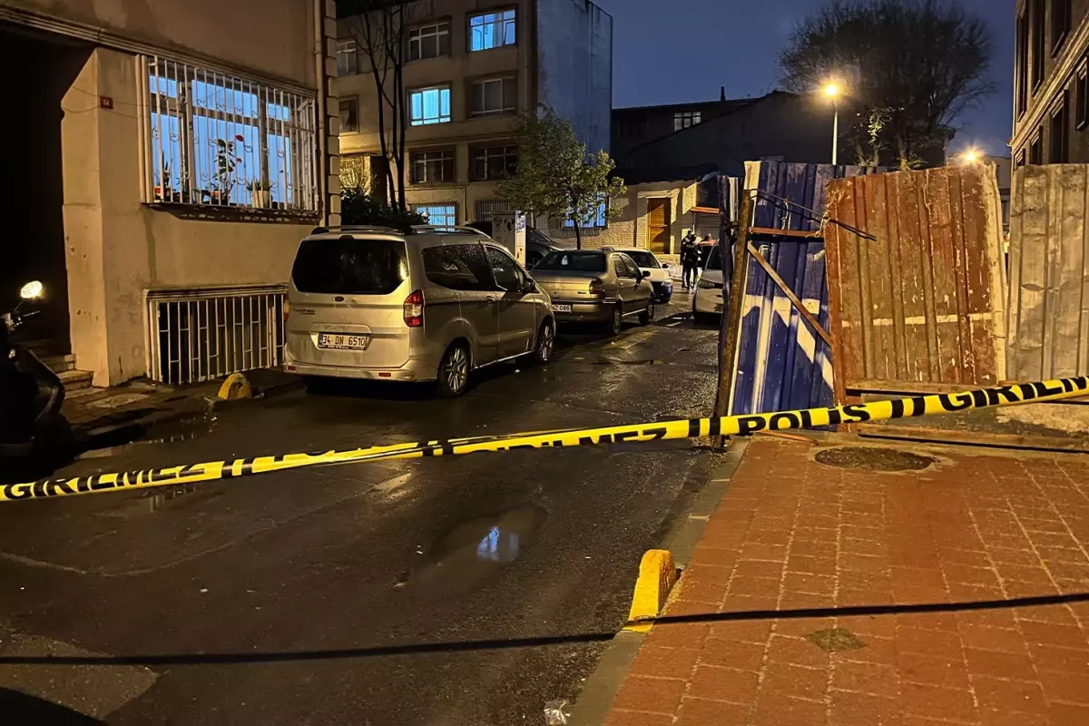Fatih'te tartıştığı kişiyi bıçakla yaralayan şahıs, polise de saldırınca vuruldu