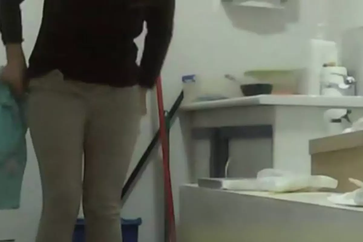 Diş hekimi, kadın çalışanını kıyafetini değiştirirken kameraya aldı