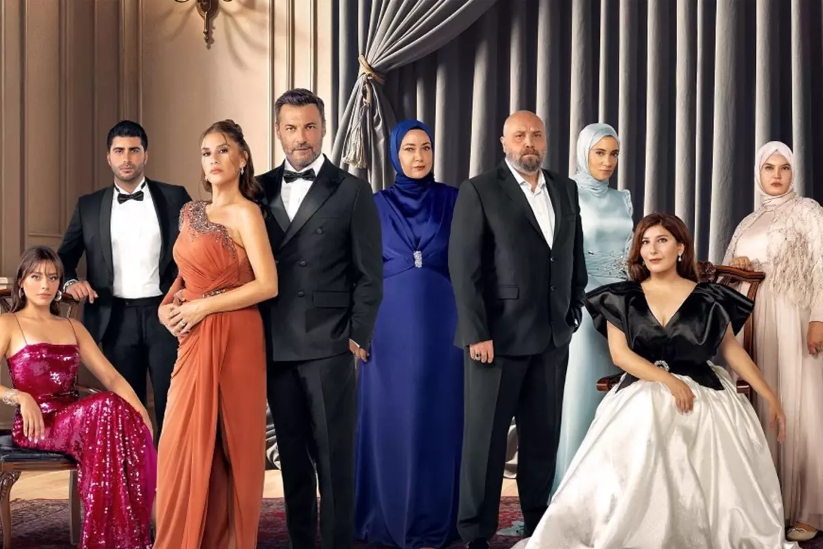 Kızılcık Şerbeti'nin Pembe'si diziden ayrılıyor! Ekip arkadaşları pasta keserek veda etti
