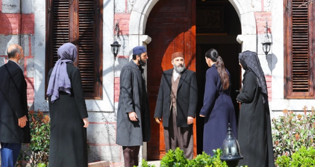 Mina Demirtaş Kızıl Goncalar dizisinden ayrıldı mı, çıkarıldı mı? Kızıl Goncalar neden yok?