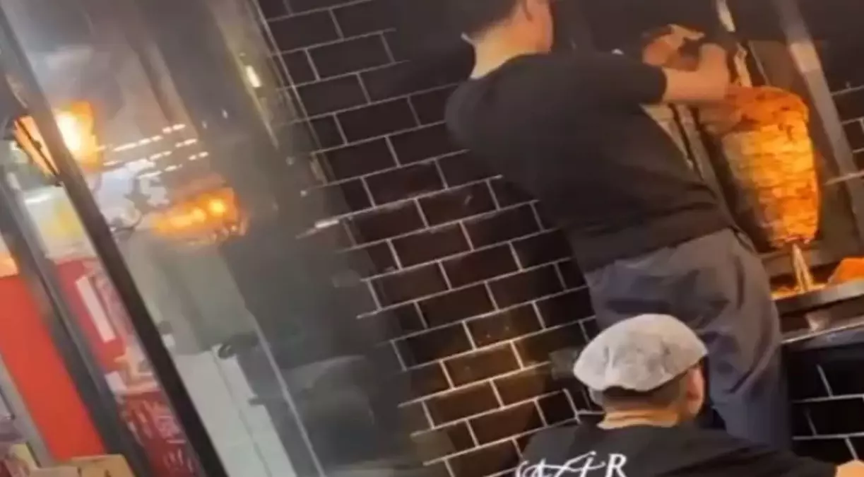 'Tavuk döner' zehirlenmesinin ardından bir görüntü daha! Çiğ tavuk eklediler