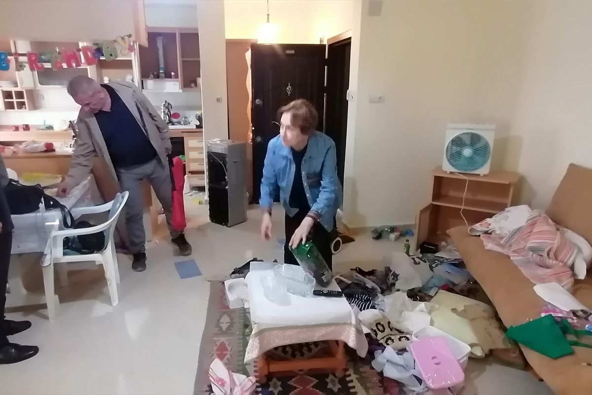 8 dairede ne var ne yok çaldılar, tavla bile oynadılar