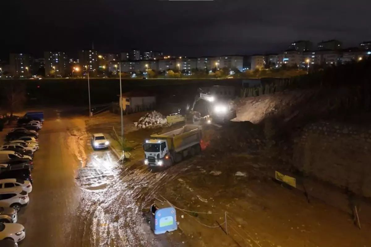 Ankara'da sağanak yağış nedeniyle istinat duvarı çöktü