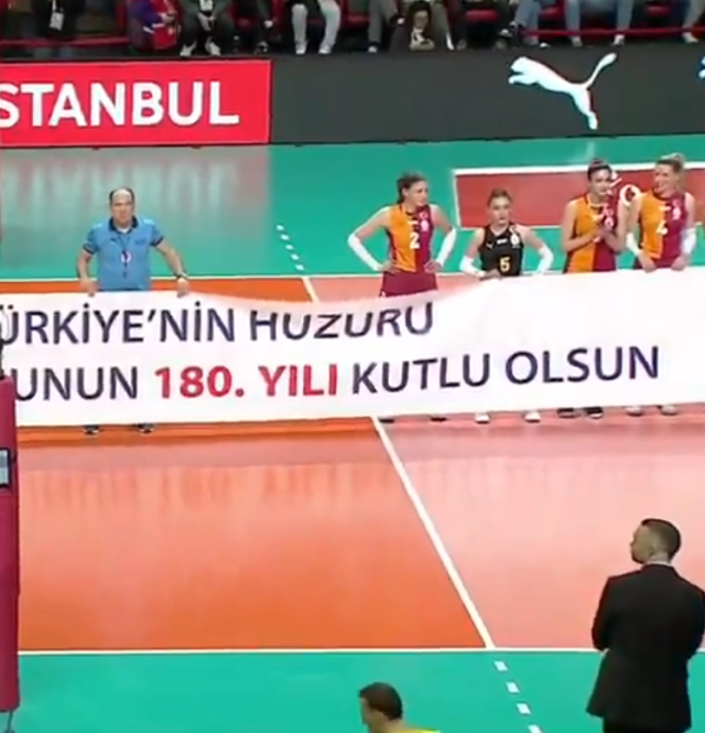 Boykota destek veren voleybolcu, maç öncesi açılan pankartı tutmadı Boykota destek veren voleybolcu, maç öncesi açılan pankartı tutmadı