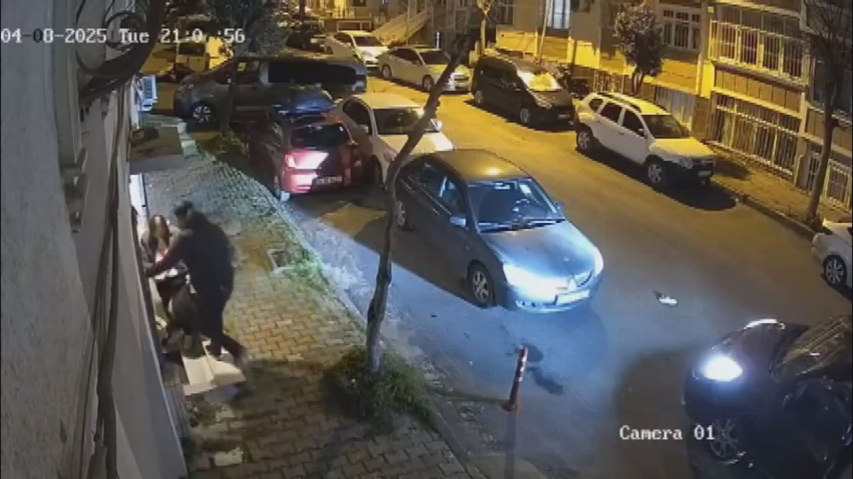 Sokak ortasında kucağında bebeği olan eşini darbetti