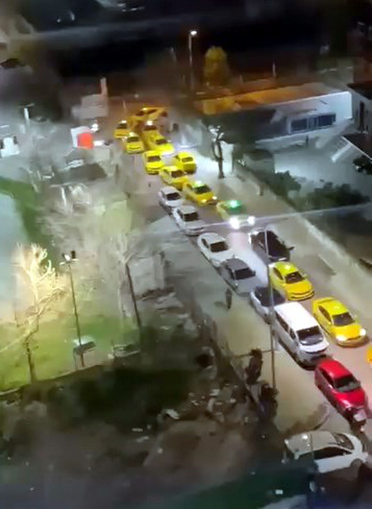 Taksiciler yurt önünde öğrencilere levyeyle saldırdı