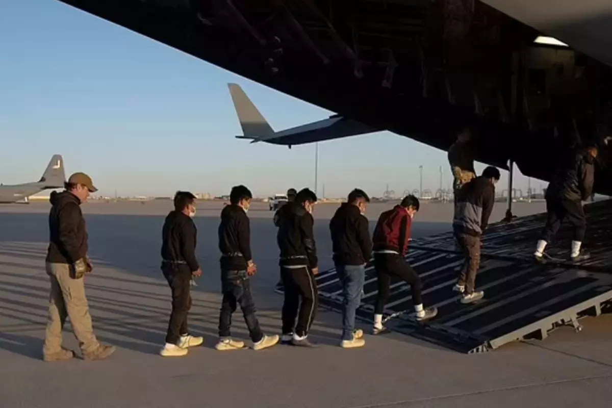 Trump, Biden döneminde ABD'ye giren 1 milyon göçmene 'Hemen Ayrılın' emri verdi