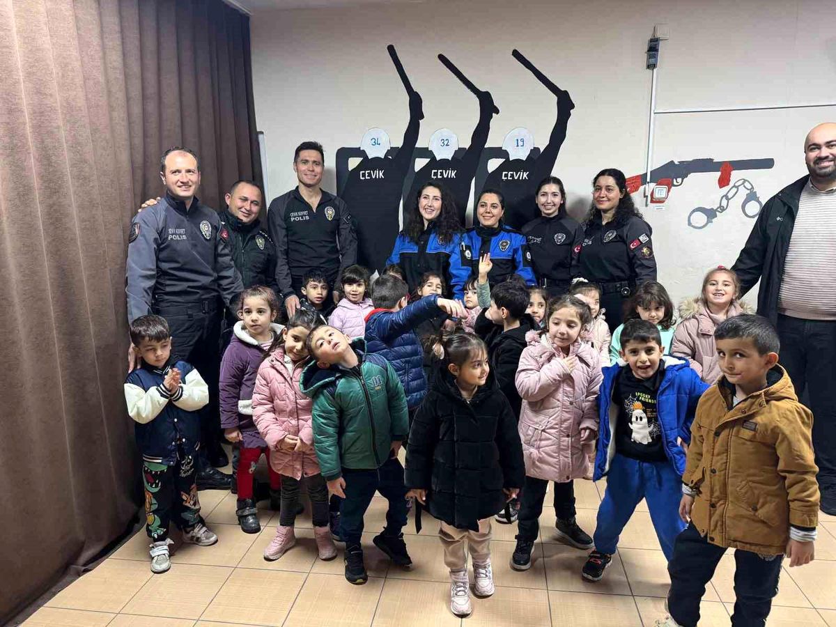 Ağrı'da Öğrencilerden Polis Teşkilatı'na 180. Yıl Kutlaması