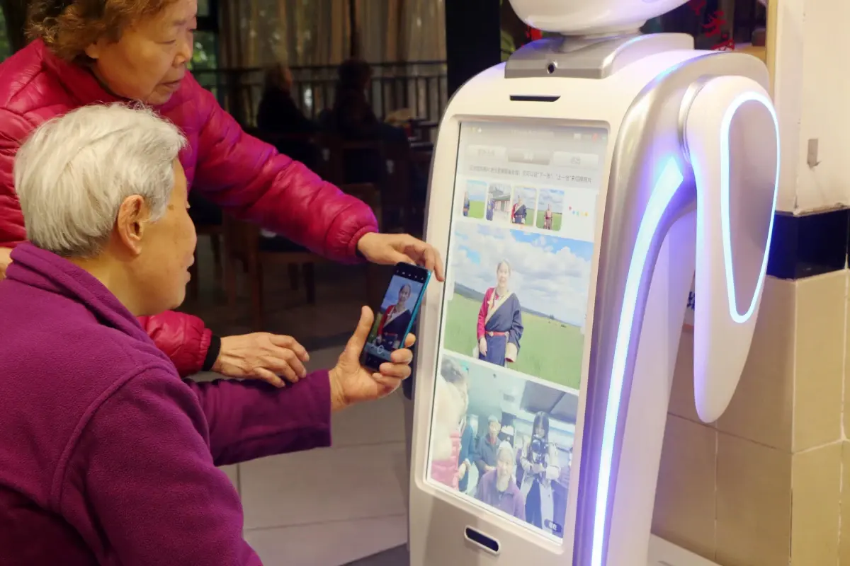 Çin'de Huzurevinde Robot Bakıcı Dönemi Başladı