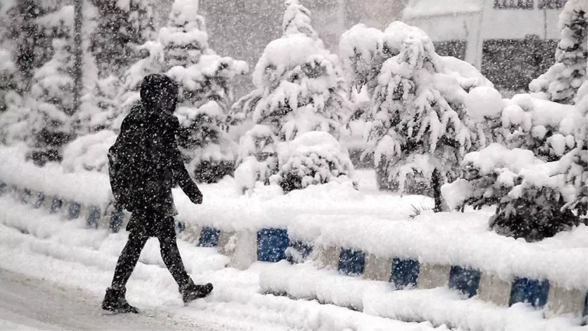 Ankara'da okullar tatil mi? SON DAKİKA! Kar yağışı nedeniyle Ankara Valiliği kar tatili açıklaması!