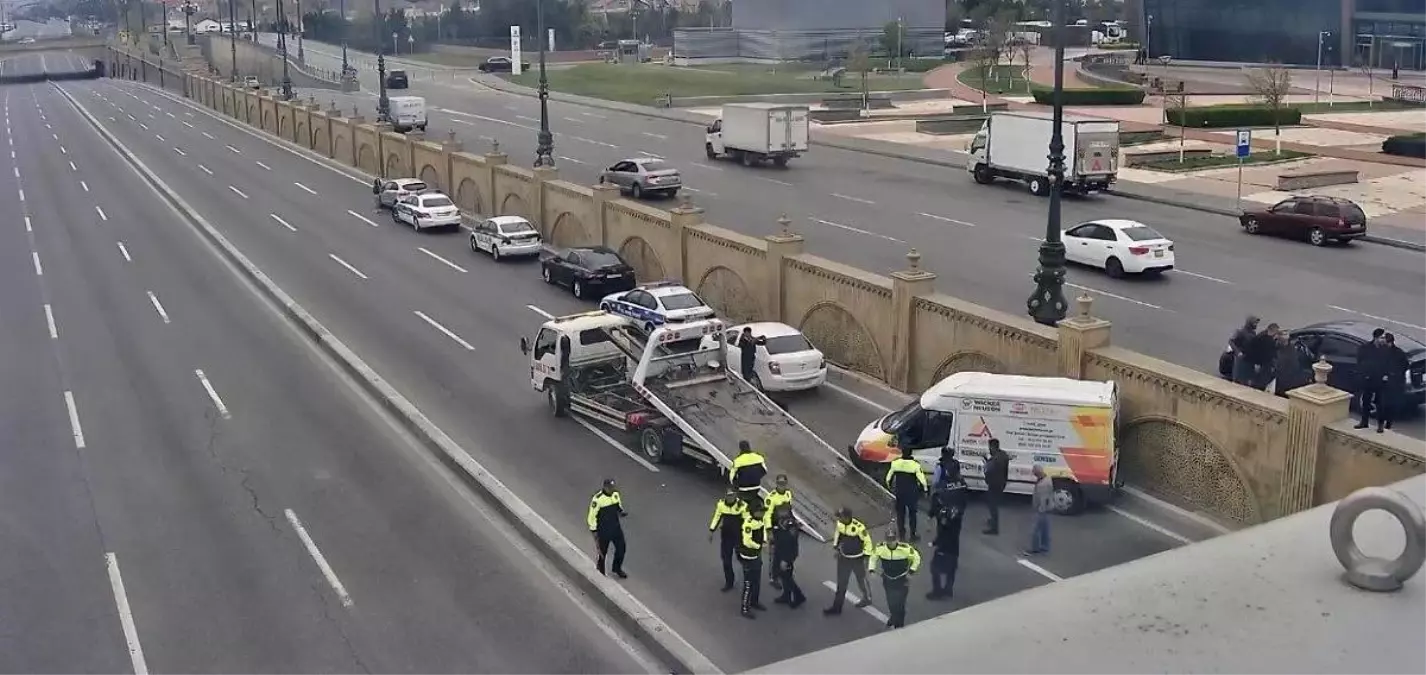 Bakü'de Kontrolden Çıkan Araç Ana Yola Uçtu: 1 Yaralı