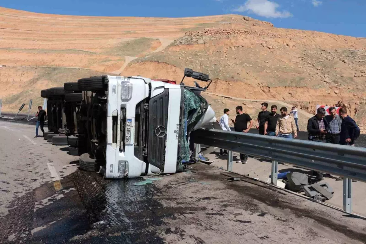 Şırnak'ta Freni Boşalan Tır Devrildi, Sürücü Yaralandı