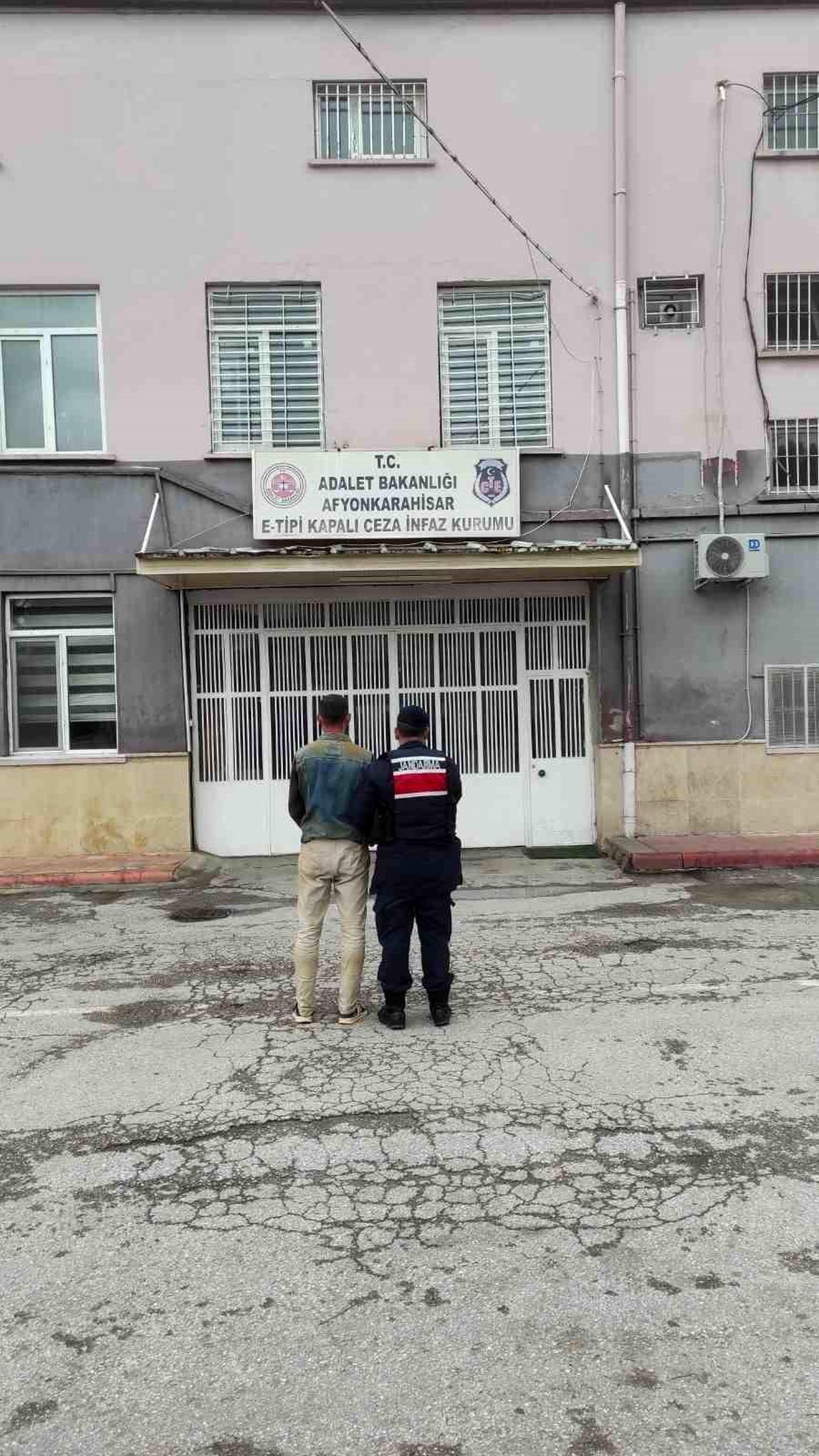 Dolandırıcılık Suçundan Aranan Şahıs Afyonkarahisar'da Yakalandı