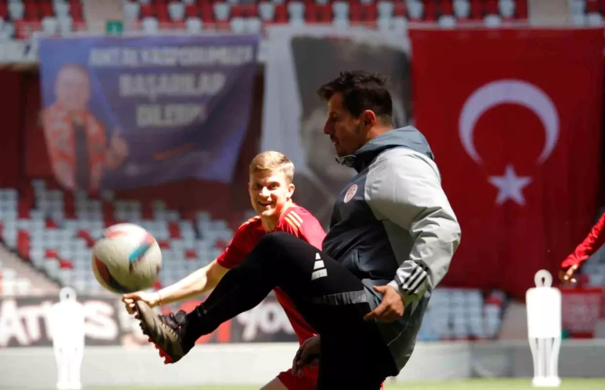 Emre Belözoğlu: 'Avrupa'yı konuşmak, Avrupa üzerinden değerlendirmeler yapmak çok gerçekçi değil'