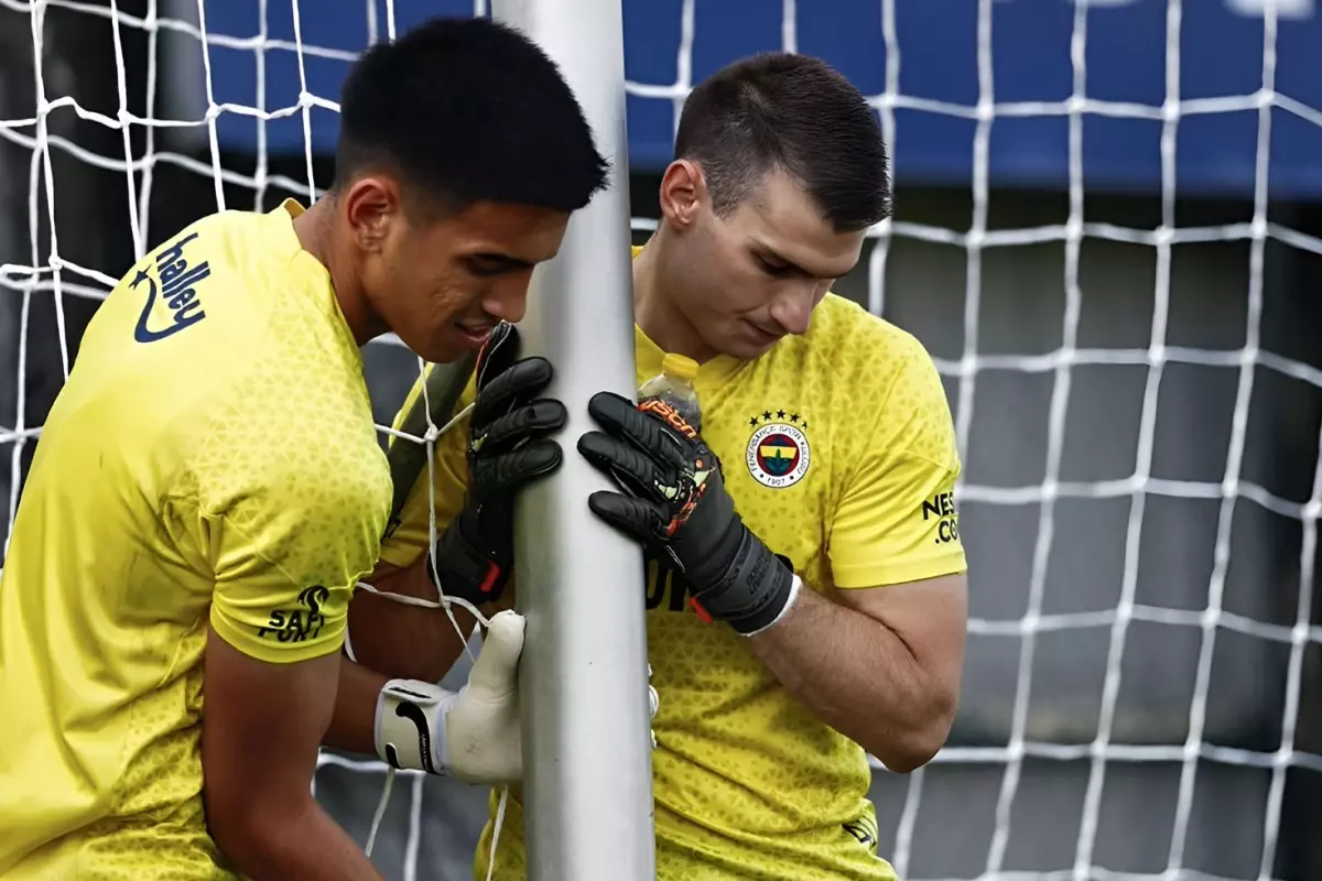 Fenerbahçe'de neler oluyor? İki kalecinin birden bileti kesildi