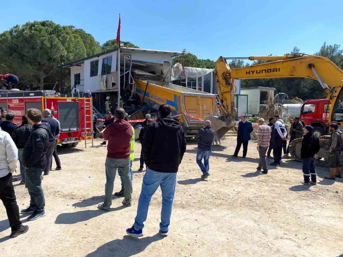 İzmir'de Hafriyat Kamyonu Prefabrik Eve Çarptı: Sürücü Hayatını Kaybetti