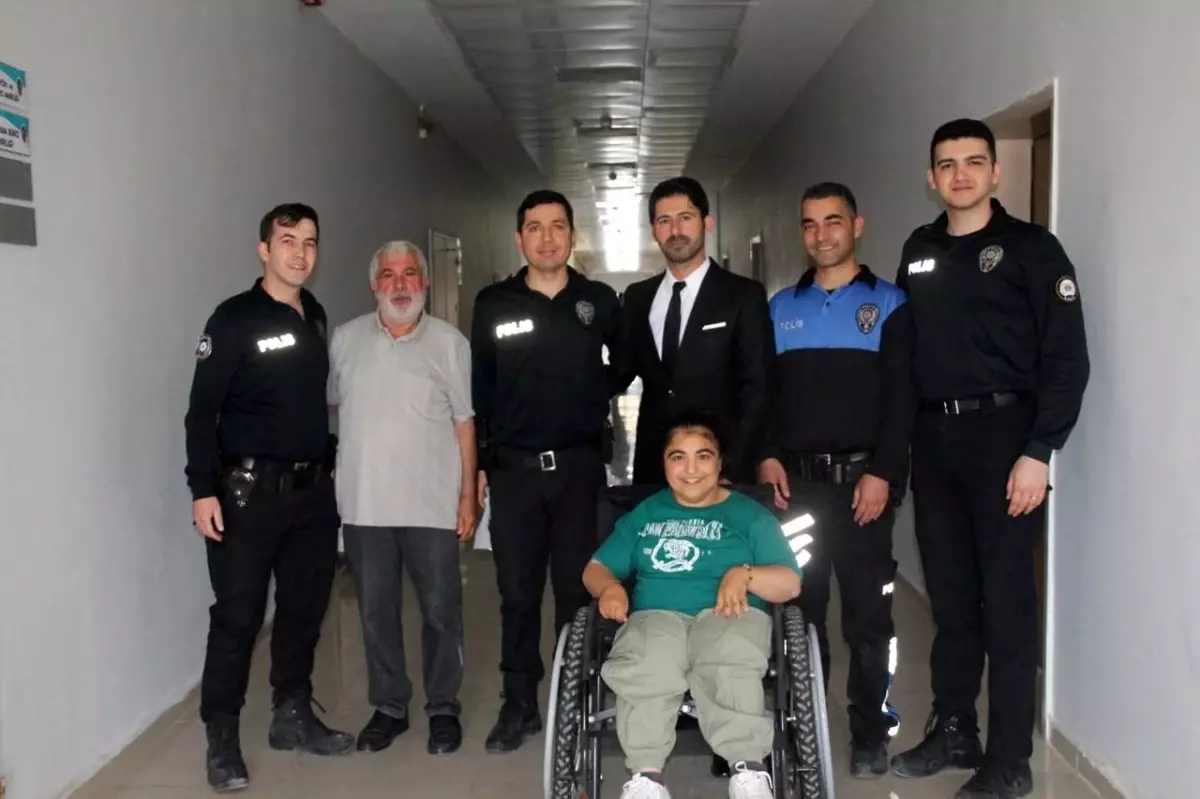 Engelli Genç Kızın Polis Haftası Kutlamasında Yardımseverlik