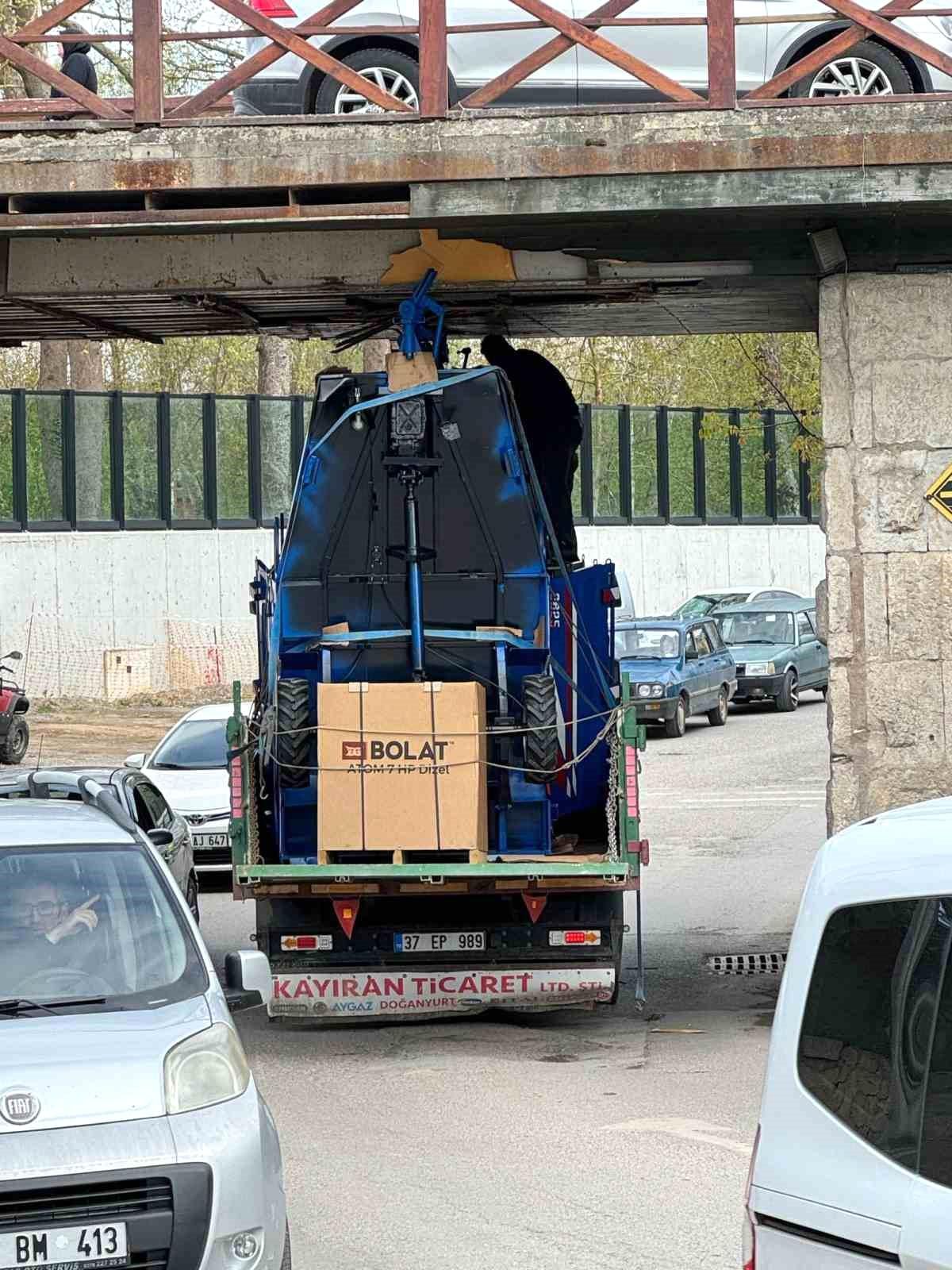 Bartın'da Römork Yüklü Kamyon Köprüde Sıkıştı