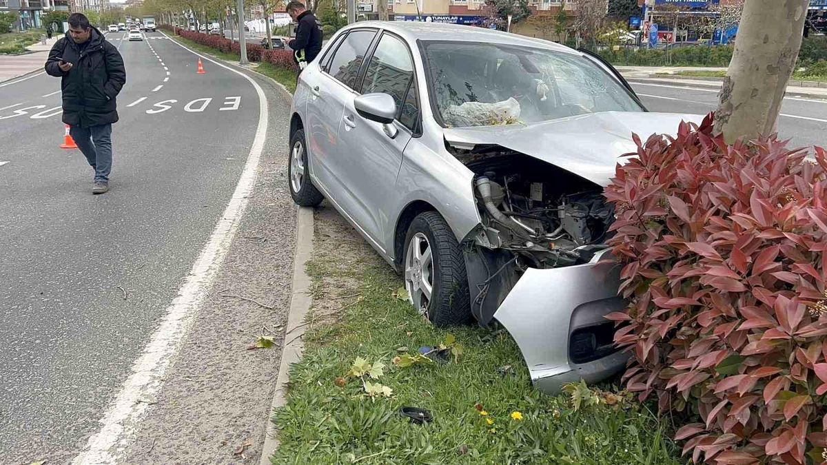 Tekirdağ'da Otomobilin Ağaçla Çarpması Sonucu 3 Yaralı