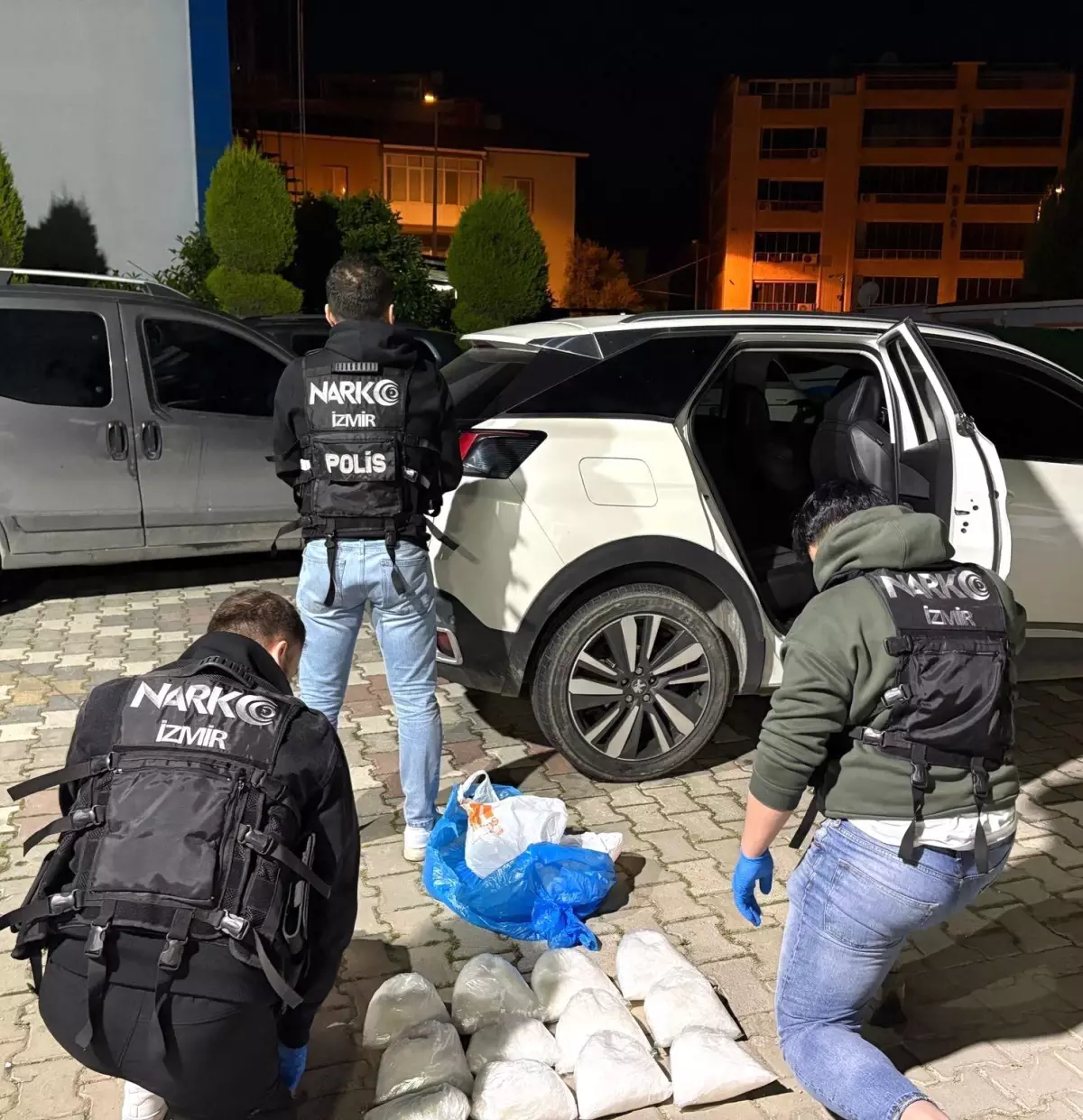 İzmir'de Araçta 11 Kilo Metamfetamin Ele Geçirildi