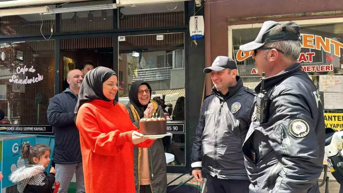 Yalova'da Kafe İşletmecisinden Polislere Sürpriz Kutlama