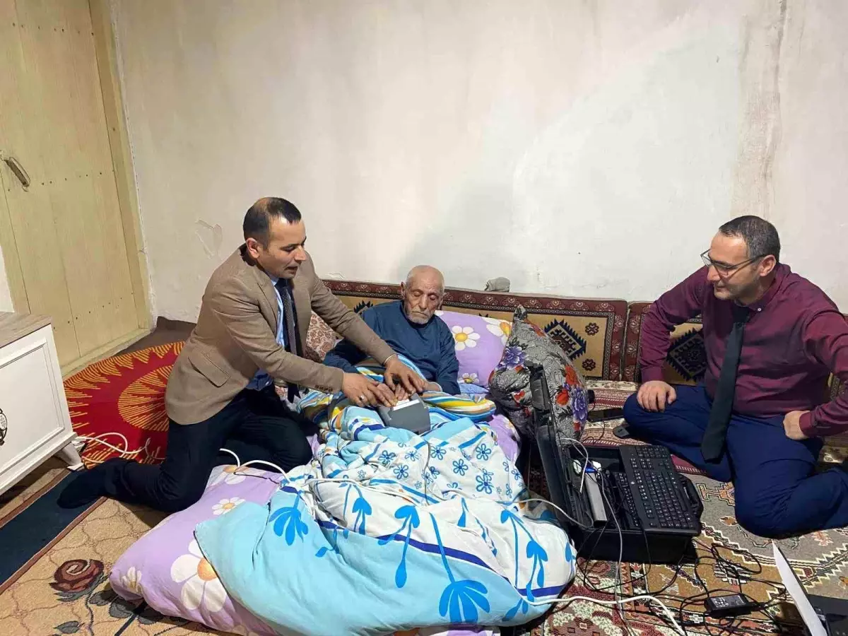 Yatağa Bağımlı Hasan Akbaş'a Evinde Kimlik Yenileme Hizmeti