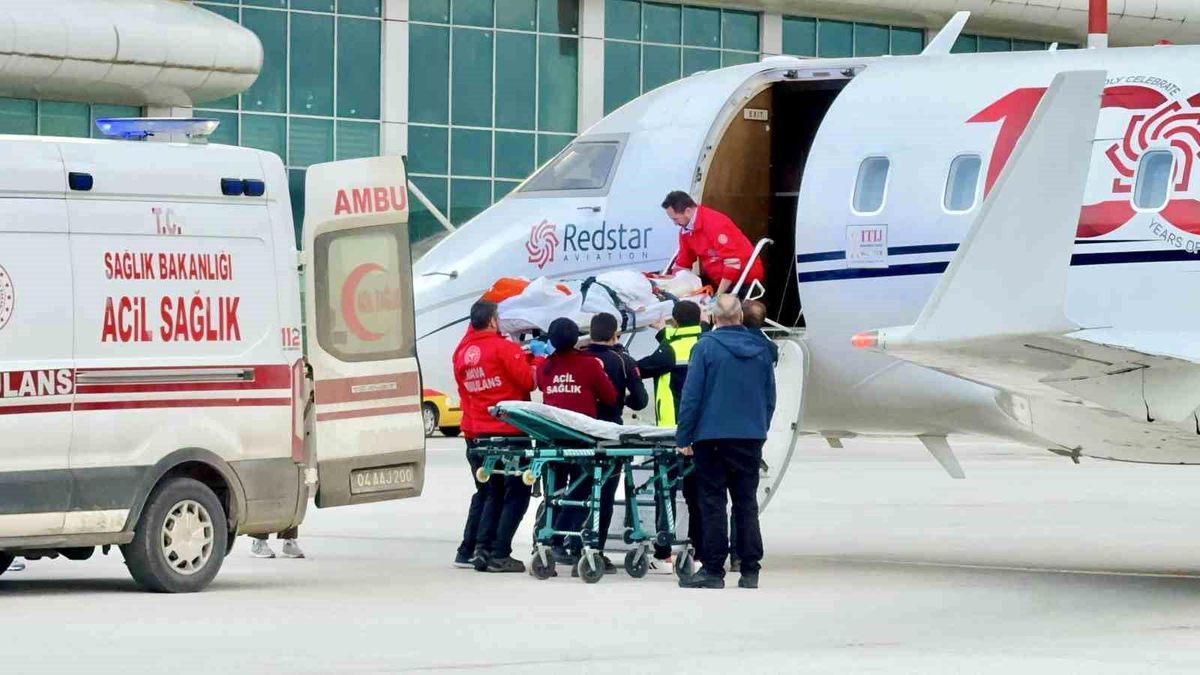 Ağrı'da Tedavi Gören Bebek ve Asker Ambulans Uçakla Sevk Edildi