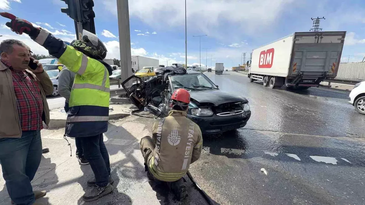 Arnavutköy'de Trafik Işığı Kazası: 2 Yaralı