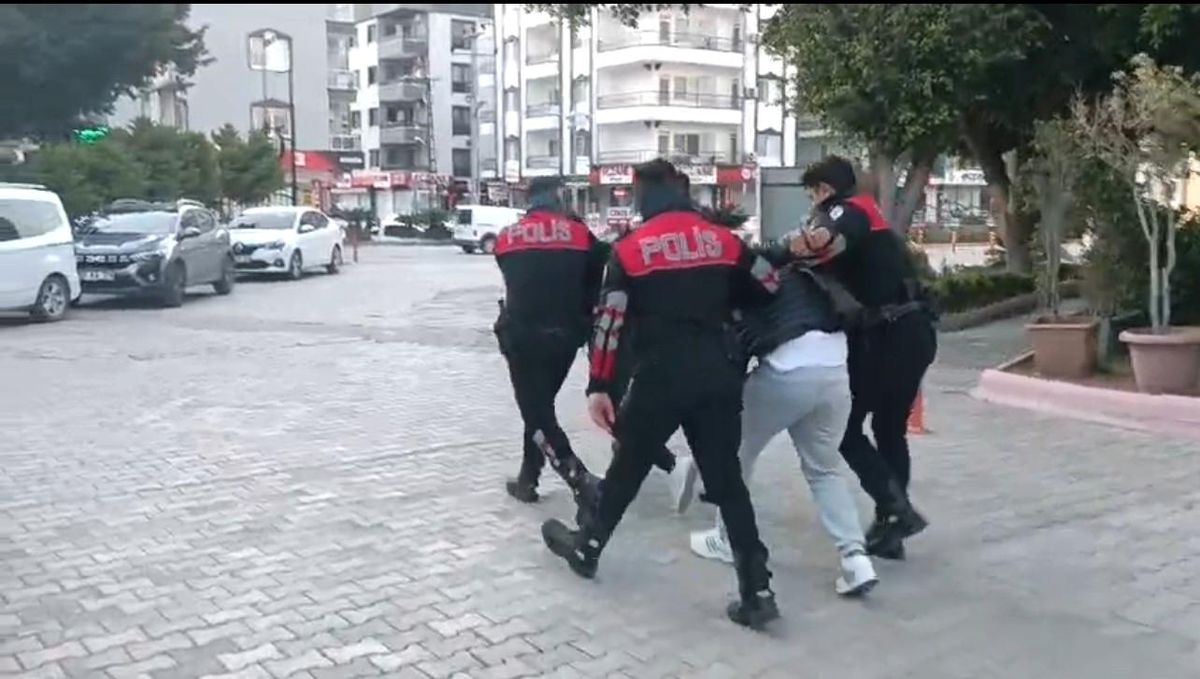 Hatay'da Berber Dükkanına Silahlı Saldırı: İki Kişi Yaralandı