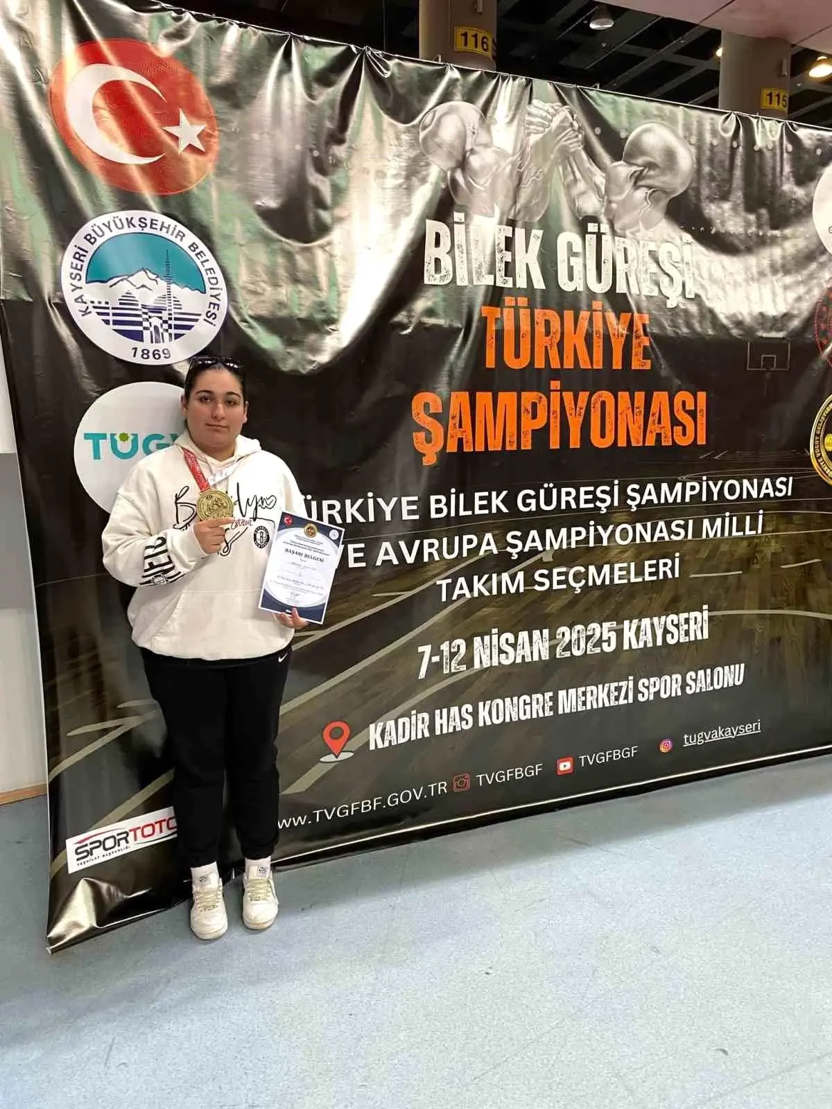 Berrak Dilay Top Türkiye Bilek Güreşi Şampiyonu