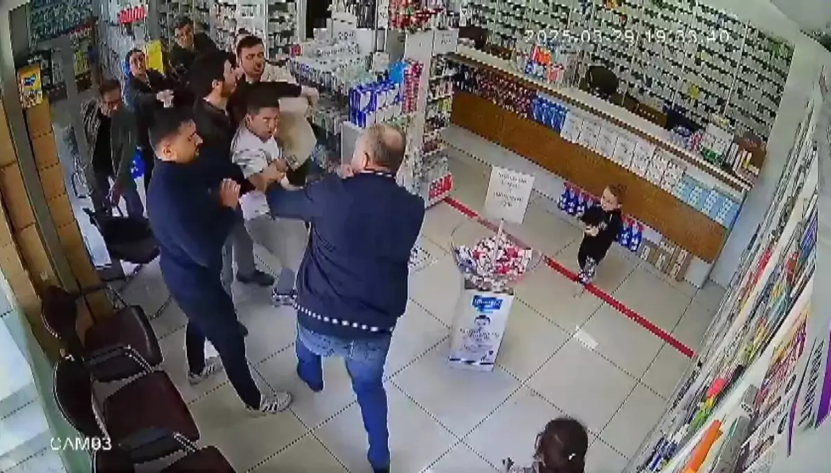 Konya'da Nöbetçi Eczanede Kavga: Eczacı Merdivenlerden Düştü