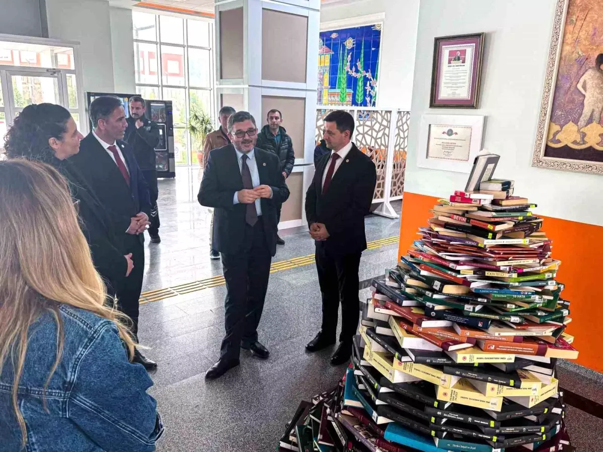 Kütüphane Haftası'nda Öğrencilerle Buluşan Rektör, Kütüphanenin Önemine Dikkat Çekti