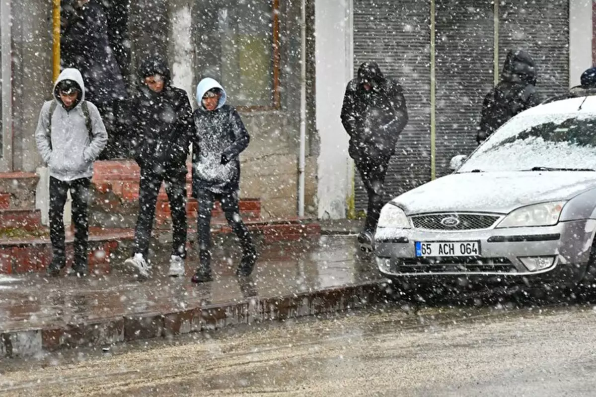 Erzurum kar yağışının ardından beyaza büründü