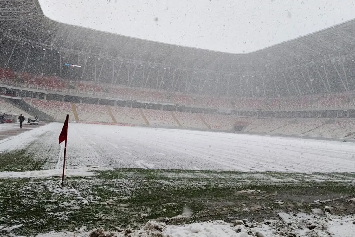 Fenerbahçe maçı ertelenecek mi? İşte Sivas 4 Eylül Stadı'nda son durum