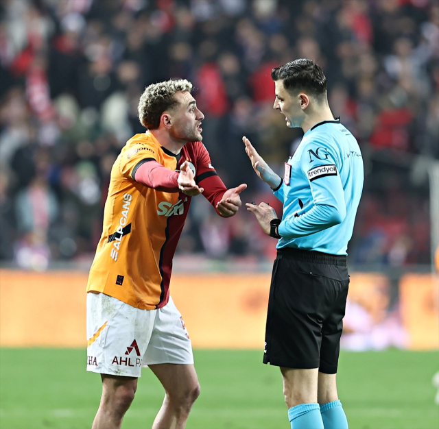 Galatasaray, Samsunspor'u deplasmanda 2-0 yendi Galatasaray, Samsunspor'u deplasmanda 2-0 yendi