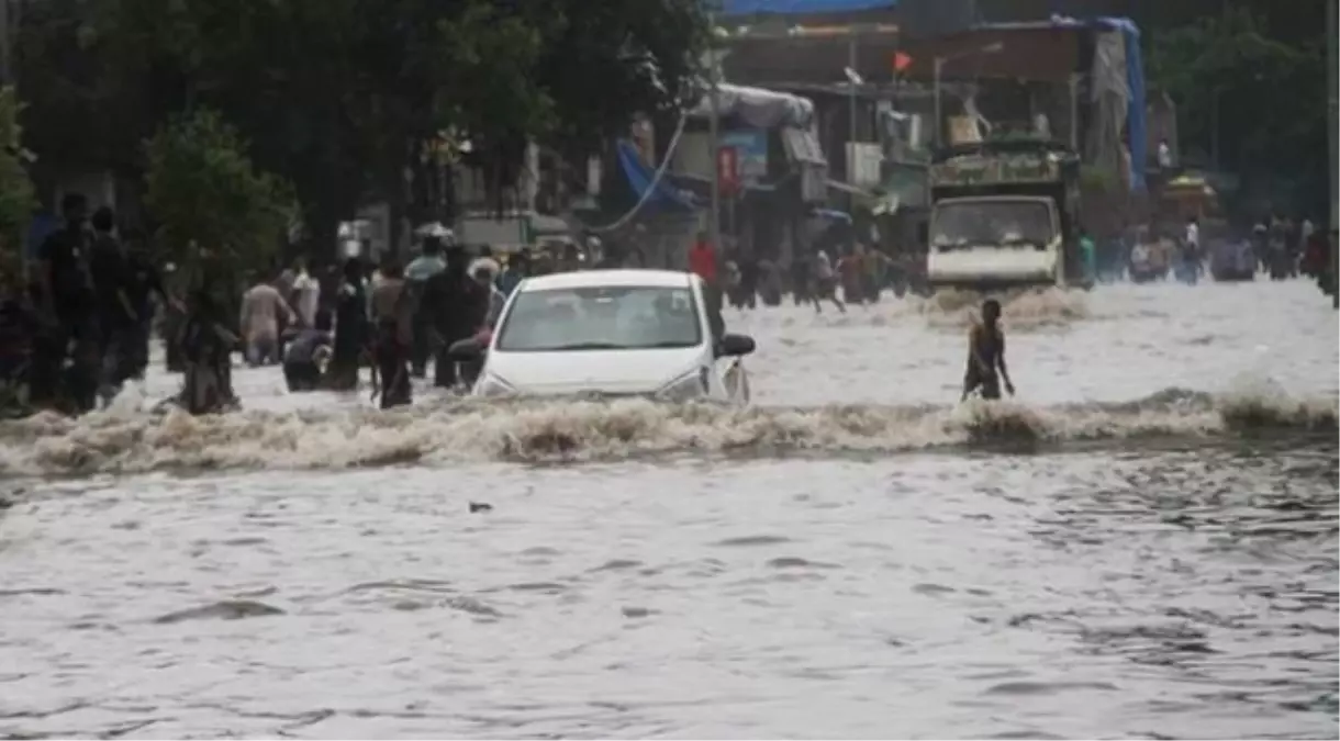 Hindistan ve Nepal'de şiddetli yağışlar can almaya devam ediyor