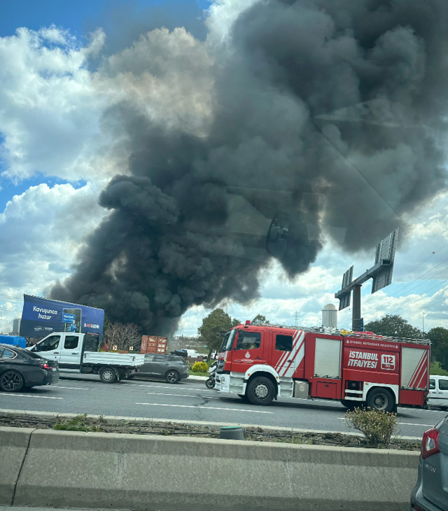 İstanbul'da korkutan yangın! Alevler çevredeki otomobilleri yuttu İstanbul'da korkutan yangın! Alevler çevredeki otomobilleri yuttu
