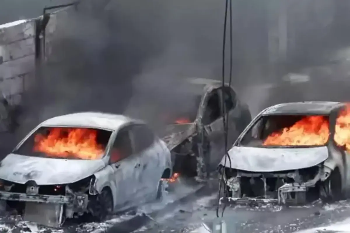 İstanbul'da korkutan yangın! Alevler çevredeki otomobilleri yutmaya başladı