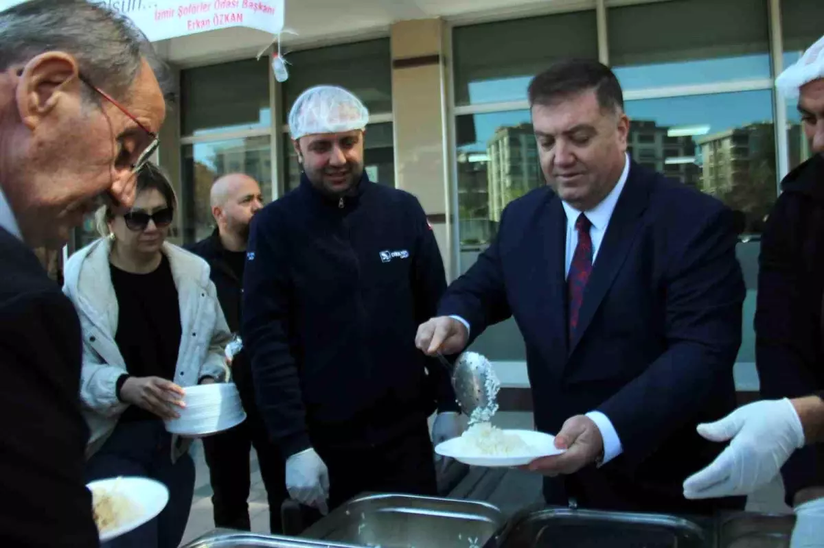 İzmir'de Vefat Eden Şoförler İçin Tavuk Pilav Hayrı Düzenlendi